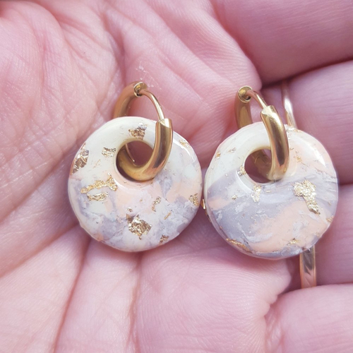 Boucles d'oreilles artisanal donut en argile polymère marbré jaune orangé taupe et créoles or en acier inoxydable ( 16mm )