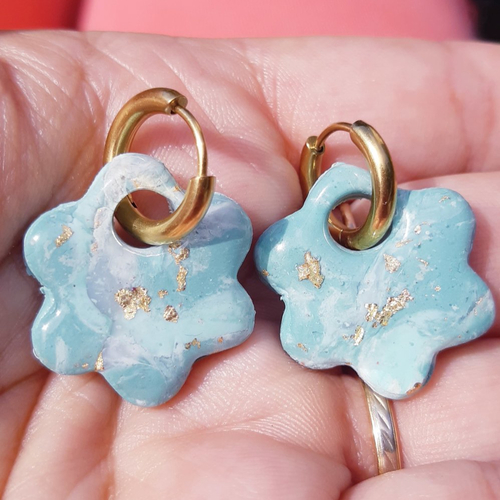 Boucles d'oreilles artisanal fleur en argile polymère marbré vert d'eau blanc et créoles or en acier inoxydable ( 16mm )