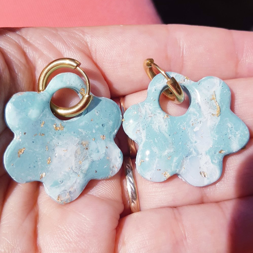 Boucles d'oreilles artisanal grande fleur en argile polymère marbré vert d'eau blanc et créoles or en acier inoxydable ( 16mm )