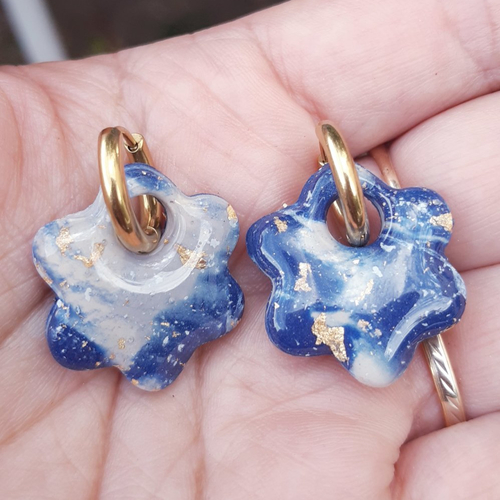 Boucles d'oreilles artisanal fleur en argile polymère marbré bleu marine beige taupe et créoles or en acier inoxydable ( 16mm )
