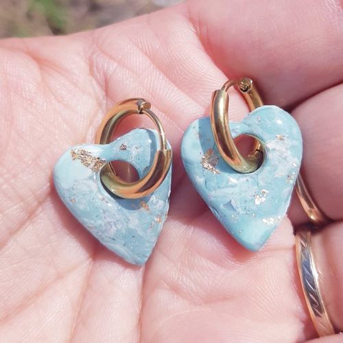 Boucles d'oreilles artisanal coeur en argile polymère marbré vert d'eau blanc et créoles or en acier inoxydable ( 16mm )