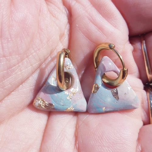 Boucles d'oreilles artisanal petit triangle en argile polymère marbré vert d'eau rose beige et créoles or en acier inoxydable ( 16mm )