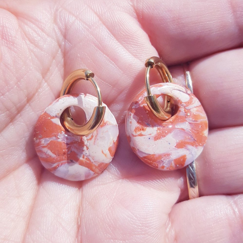 Boucles d'oreilles artisanal donut en argile polymère marbré terracotta beige blanc et créoles or en acier inoxydable ( 16mm )