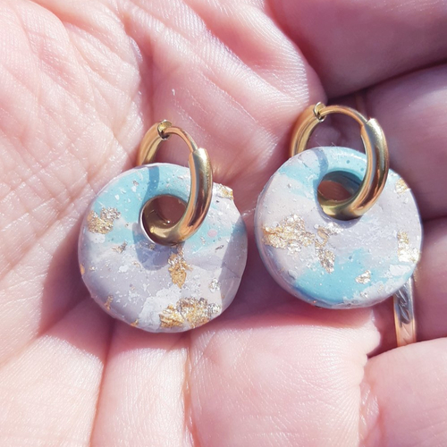 Boucles d'oreilles artisanal petit donut en argile polymère marbré vert d'eau taupe beige et créoles or en acier inoxydable ( 16mm )