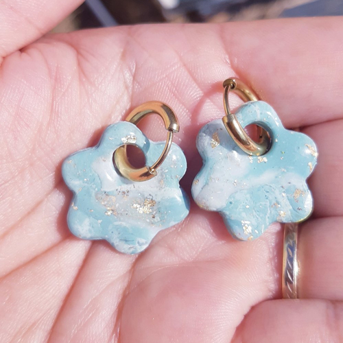 Boucles d'oreilles artisanal fleur en argile polymère marbré vert d'eau blanc et créoles or en acier inoxydable ( 16mm )