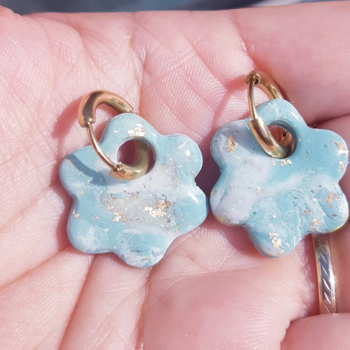Boucles d'oreilles artisanal fleur en argile polymère marbré vert d'eau blanc et créoles or en acier inoxydable ( 16mm )
