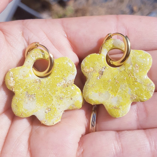 Boucles d'oreilles artisanal grande fleur en argile polymère marbré vert kaki blanc et créoles or en acier inoxydable ( 16mm )