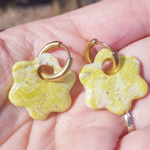 Boucles d'oreilles artisanal fleur en argile polymère marbré vert kaki blanc et créoles or en acier inoxydable ( 16mm )