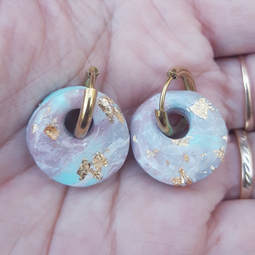 Boucles d'oreilles artisanal petit donut en argile polymère marbré vieux rose vert d'eau et créoles or en acier inoxydable ( 16mm )
