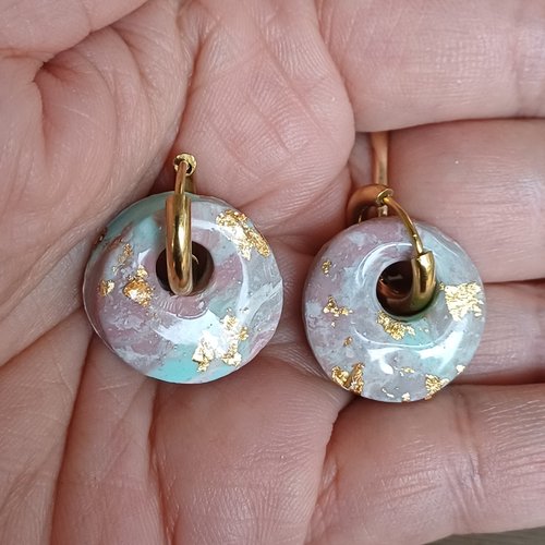 Boucles d'oreilles créoles petit donut en argile polymère marbré vieux rose vert d'eau et anneaux or en acier inoxydable ( 16mm )