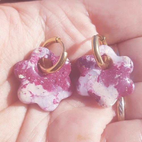 Boucles d'oreilles créoles fleur en argile polymère marbré rouge bordeaux blanc beige et anneaux or en acier inoxydable ( 16mm )