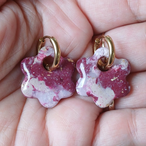 Boucles d'oreilles créoles fleur en argile polymère marbré rouge bordeaux blanc beige et anneaux or en acier inoxydable ( 16mm )