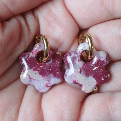 Boucles d'oreilles créoles fleur en argile polymère marbré rouge bordeaux blanc beige et anneaux or en acier inoxydable ( 16mm )