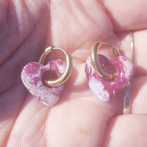 Boucles d'oreilles créoles petit coeur en argile polymère marbré rouge bordeaux blanc beige et anneaux or en acier inoxydable ( 16mm )