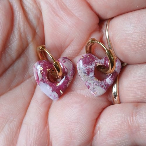 Boucles d'oreilles créoles petit coeur en argile polymère marbré rouge bordeaux blanc beige et anneaux or en acier inoxydable ( 16mm )