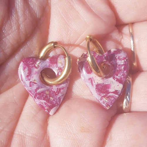 Boucles d'oreilles créoles coeur en argile polymère marbré rouge bordeaux blanc beige et anneaux or en acier inoxydable ( 16mm )