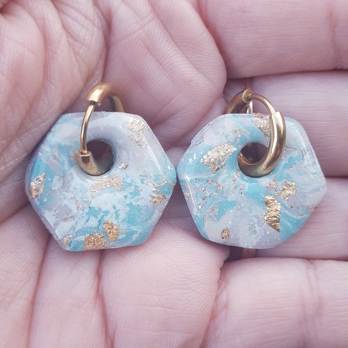 Boucles d'oreilles créoles hexagone en argile polymère marbré vert d'eau taupe beige et anneaux or en acier inoxydable ( 16mm )