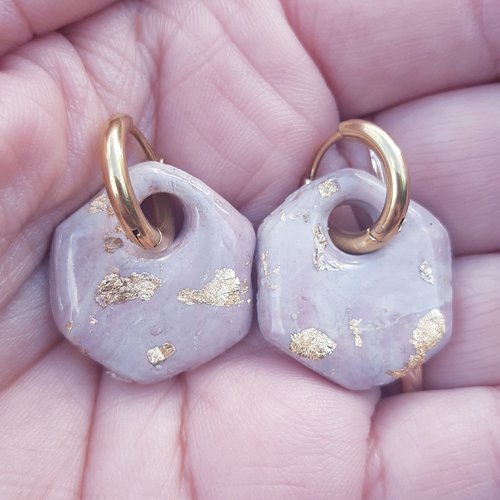 Boucles d'oreilles créoles hexagone en argile polymère marbré vieux rose crème beige et anneaux or en acier inoxydable ( 16mm )