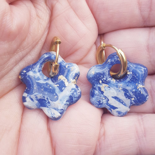 Boucles d'oreilles créoles fleur en argile polymère marbré bleu marine beige taupe et anneaux or en acier inoxydable ( 16mm )