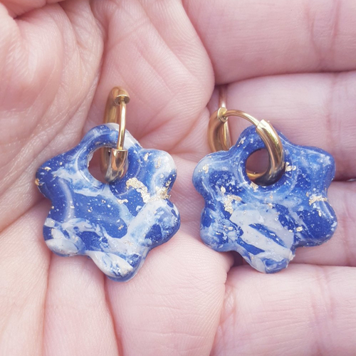 Boucles d'oreilles créoles fleur en argile polymère marbré bleu marine beige taupe et anneaux or en acier inoxydable ( 16mm )
