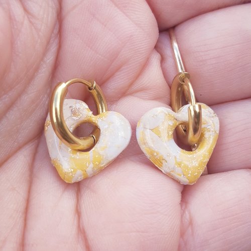 Boucles d'oreilles créoles petit coeur en argile polymère marbré jaune moutarde blanc beige et anneaux or en acier inoxydable ( 16mm )