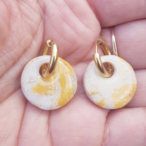 Boucles d'oreilles créoles petit donut en argile polymère marbré jaune moutarde blanc beige et anneaux or en acier inoxydable ( 16mm )