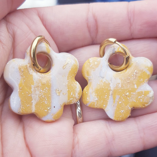 Boucles d'oreilles créoles grande fleur en argile polymère marbré jaune moutarde beige blanc et anneaux or en acier inoxydable ( 16mm )