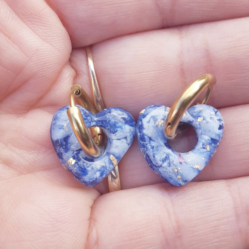 Boucles d'oreilles créoles petit coeur en argile polymère marbré bleu marine blanc et anneaux or en acier inoxydable ( 16mm )