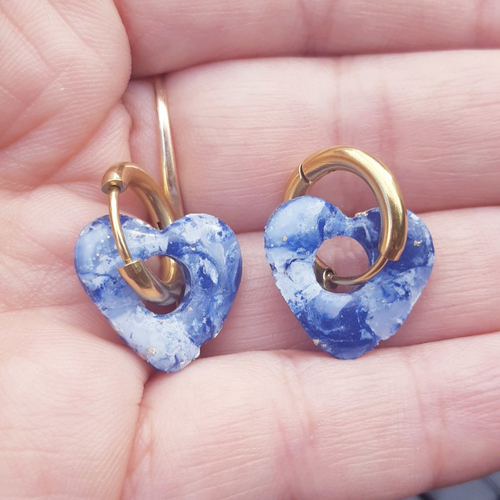 Boucles d'oreilles créoles petit coeur en argile polymère marbré bleu marine blanc et anneaux or en acier inoxydable ( 16mm )