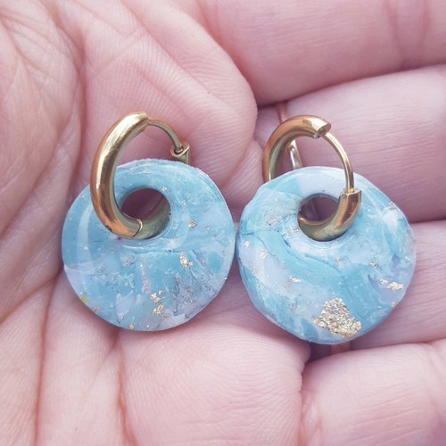 Boucles d'oreilles créoles petit donut en argile polymère marbré vert d'eau blanc et anneaux or en acier inoxydable ( 16mm )