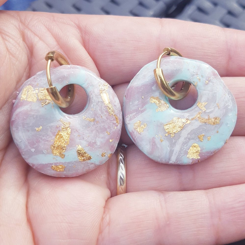 Boucles d'oreilles créoles donut en argile polymère marbré vieux rose vert d'eau et anneaux or en acier inoxydable ( 16mm )