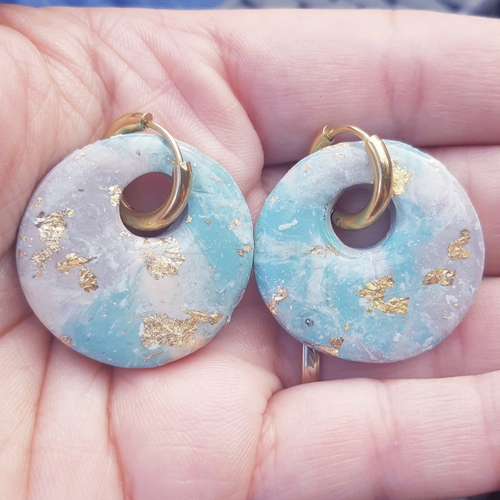 Boucles d'oreilles créoles donut en argile polymère marbré vert d'eau taupe beige et anneaux or en acier inoxydable ( 16mm )