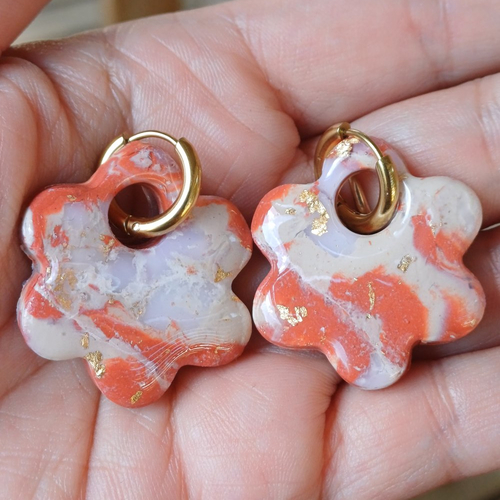 Boucles d'oreilles créoles grande fleur en argile polymère marbré terracotta beige blanc et anneaux or en acier inoxydable ( 16mm )