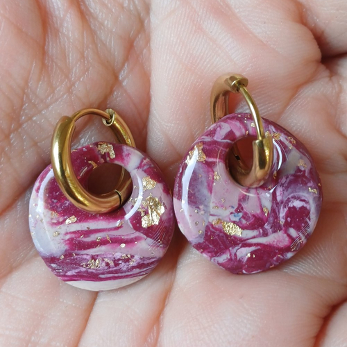 Boucles d'oreilles créoles petit donut en argile polymère marbré rouge bordeaux rose beige et anneaux or en acier inoxydable ( 16mm )