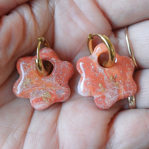 Boucles d'oreilles créoles fleur en argile polymère marbré terracotta orangé blanc et anneaux or en acier inoxydable ( 16mm )