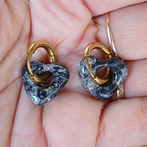 Boucles d'oreilles créoles petit coeur en argile polymère marbré noir blanc et anneaux or en acier inoxydable ( 16mm )
