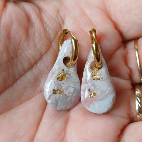 Boucles d'oreilles créoles goutte en argile polymère marbré vieux rose gris blanc et anneaux or en acier inoxydable ( 16mm )