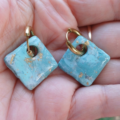 Boucles d'oreilles créoles losange en argile polymère marbré vert d'eau blanc et anneaux or en acier inoxydable ( 16mm )