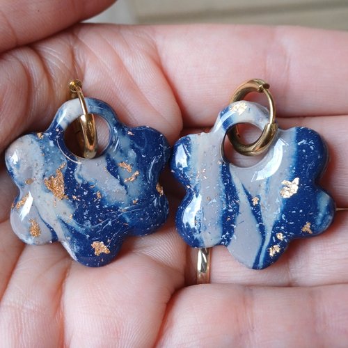 Boucles d'oreilles créoles grande fleur en argile polymère marbré bleu marine beige taupe et anneaux or en acier inoxydable ( 16mm )