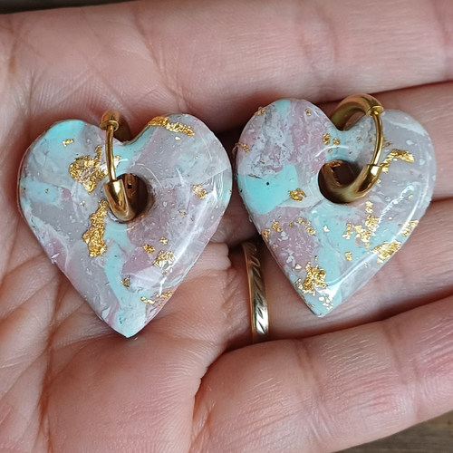 Boucles d'oreilles créoles grand coeur en argile polymère marbré vieux rose vert d'eau et anneaux or en acier inoxydable ( 16mm )