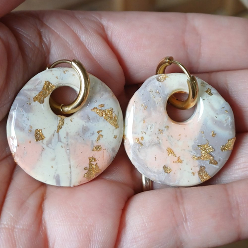Boucles d'oreilles créoles donut en argile polymère marbré jaune orangé taupe et anneaux or en acier inoxydable ( 16mm )
