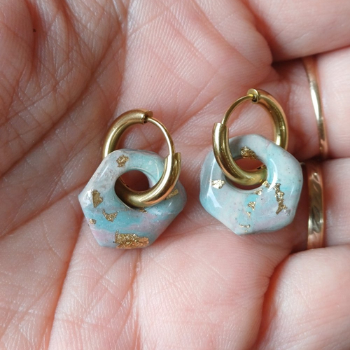 Boucles d'oreilles créoles petit hexagone en argile polymère marbré vert d'eau rose beige et anneaux or en acier inoxydable ( 16mm )