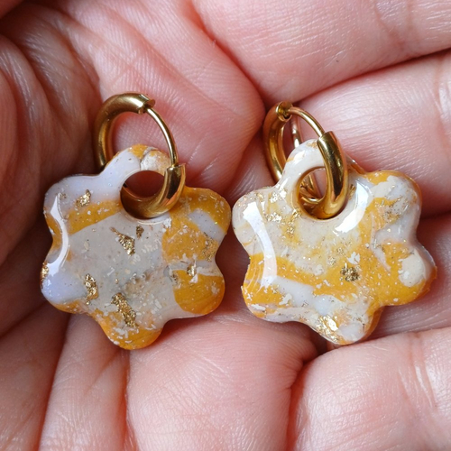 Boucles d'oreilles créoles fleur en argile polymère marbré jaune moutarde beige blanc et anneaux or en acier inoxydable ( 16mm )