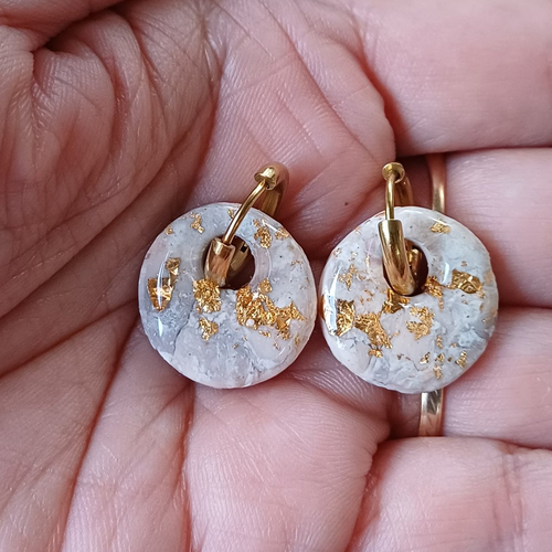 Boucles d'oreilles créoles petit donut en argile polymère marbré taupe beige blanc beige et anneaux or en acier inoxydable ( 16mm )