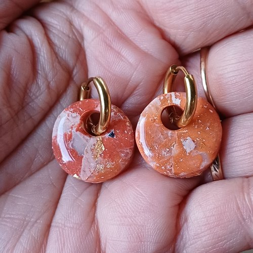 Boucles d'oreilles créoles petit donut en argile polymère marbré terracotta orangé blanc et anneaux or en acier inoxydable ( 16mm )
