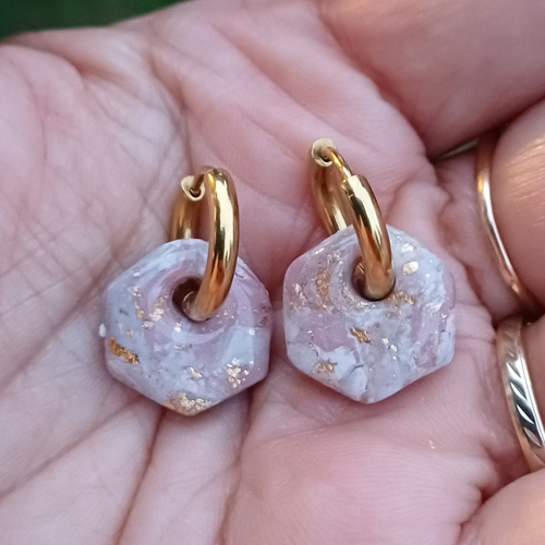 Boucles d'oreilles créoles petit hexagone en argile polymère marbré vieux rose gris blanc et anneaux or en acier inoxydable ( 16mm )