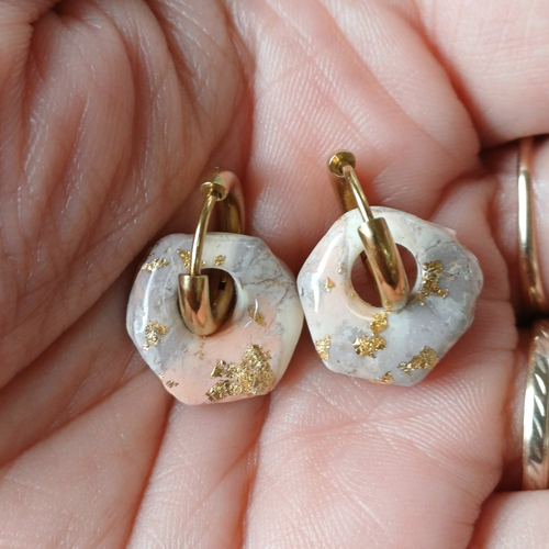 Boucles d'oreilles créoles petit hexagone en argile polymère marbré jaune orangé taupe et anneaux or en acier inoxydable ( 16mm )