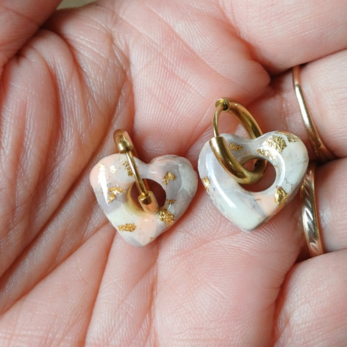 Boucles d'oreilles créoles petit coeur en argile polymère marbré jaune orangé taupe et anneaux or en acier inoxydable ( 16mm )