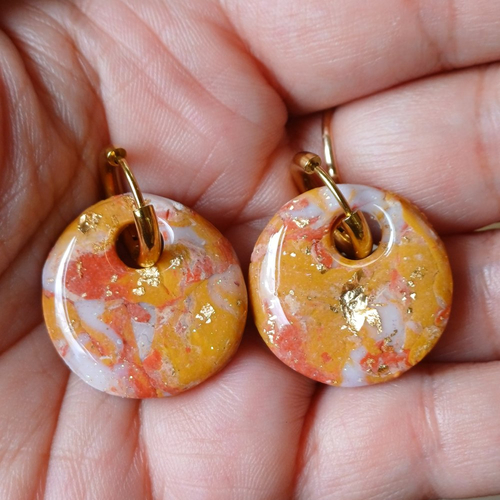 Boucles d'oreilles créoles donut en argile polymère marbré terracotta orangé blanc et anneaux or en acier inoxydable ( 16mm )