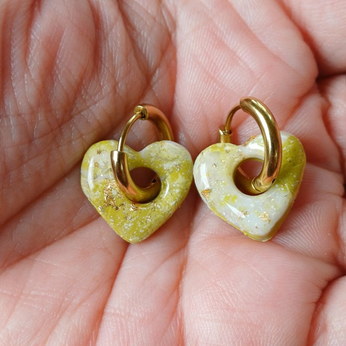 Boucles d'oreilles créoles petit coeur en argile polymère marbré vert kaki blanc et anneaux or en acier inoxydable ( 16mm )